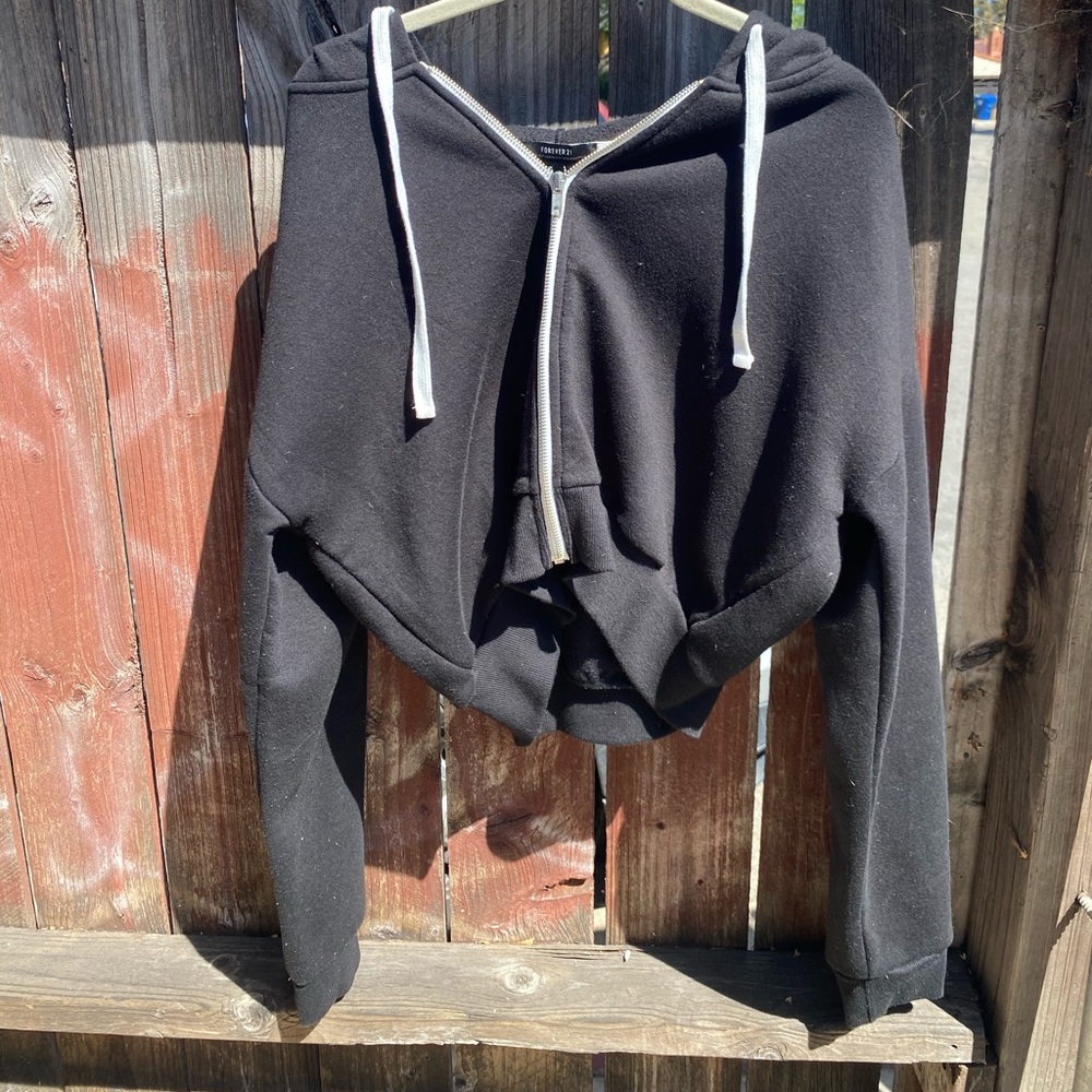 black cropped zip up hoddie